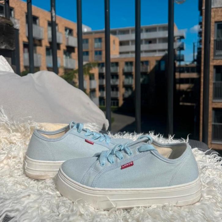Pastelblauwe sneakers van Levi’s: maat 37, Kleding | Dames, Schoenen, Zo goed als nieuw, Sneakers of Gympen, Ophalen of Verzenden