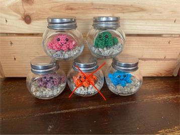 Gehaakte octopus in aquarium, diverse kleuren, amigurumi beschikbaar voor biedingen