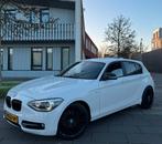 BMW 1-Serie 2013 WIT | APK | MOTOR GEREVISEERD | UNIEK ! |, Auto's, BMW, 1-Serie, Euro 5, Achterwielaandrijving, Zwart