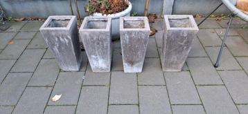 4 donker grijze plantenbakken beschikbaar voor biedingen