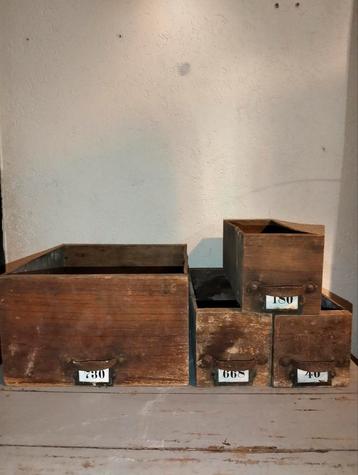Set oude brocante antieke kisten beschikbaar voor biedingen