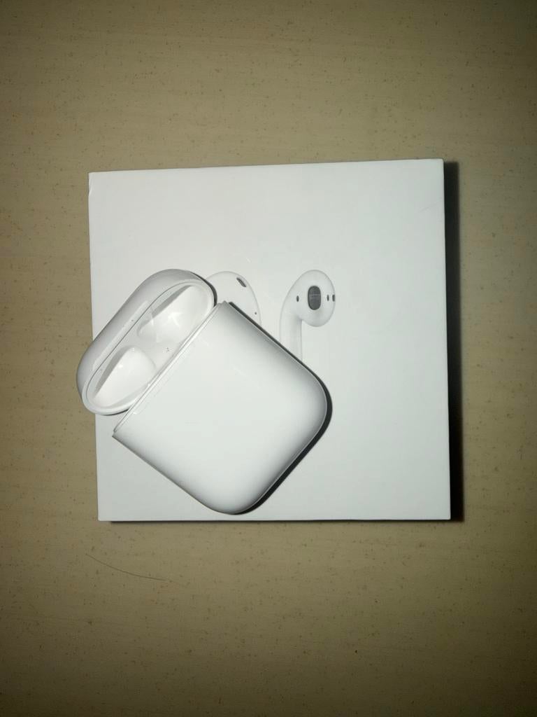 Airpods 1 oplaadcase (zonder oortjes), Telecommunicatie, Mobiele telefoons | Oordopjes, Ophalen of Verzenden, Gebruikt, In oorschelp (earbud)