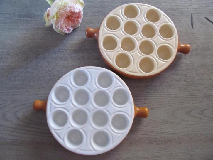 2 Emile Henry France Escargots 12 Gaats Schalen, Huis en Inrichting, Keuken | Servies, Zo goed als nieuw, Schaal of Schalen, Overige stijlen