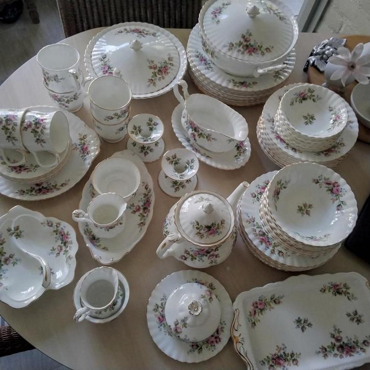 Royal albert moss rose 8 persoons servies, Huis en Inrichting, Keuken | Servies, Zo goed als nieuw, Bord(en), Overige stijlen