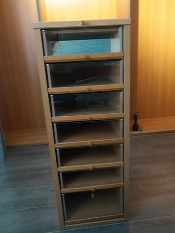 Massief houten ladekast met glasfronten beschikbaar voor biedingen