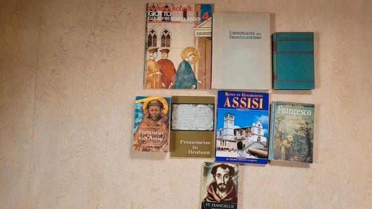 Franciscus van Assisi - 8 Boeken, Boeken, Godsdienst en Theologie, Gelezen, Christendom | Katholiek, Ophalen of Verzenden
