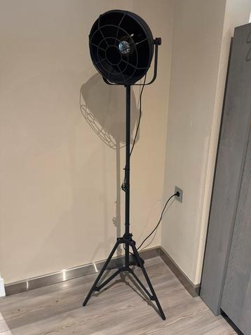 Industriële staande vloerlamp en tafellamp. beschikbaar voor biedingen
