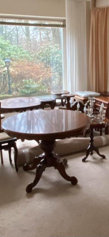Klassieke ronde tafel op centrale poot beschikbaar voor biedingen