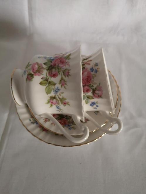 Set van twee kop en schotels Royal Standard Fine Bone China, Antiek en Kunst, Antiek | Servies los, Ophalen of Verzenden