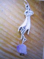 Zilverkleur hanger handje met ruwe amethist., Sieraden, Tassen en Uiterlijk, Kettinghangers, Overige voorstellingen, Paars, Nieuw