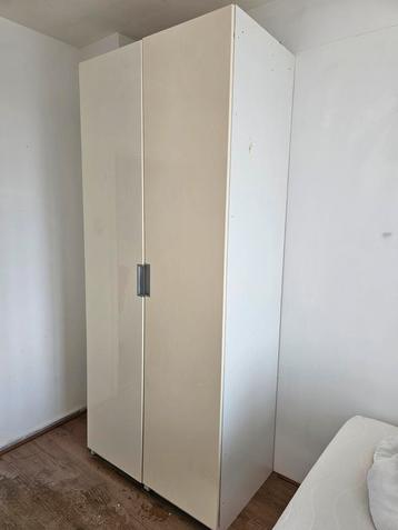 Een witte houten kast