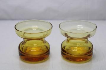 Twee aparte antieke vaasjes in amberkleur beschikbaar voor biedingen
