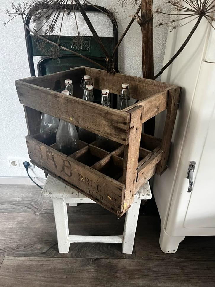 Oude Krat met 7 Flessen - AB Brugge 1970, Antiek en Kunst, Curiosa en Brocante, Ophalen
