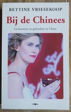 Bij de Chinees - Bettine Vriesekoop - China, Boeken, Ophalen of Verzenden, Zo goed als nieuw, Bettine Vriesekoop, Azië