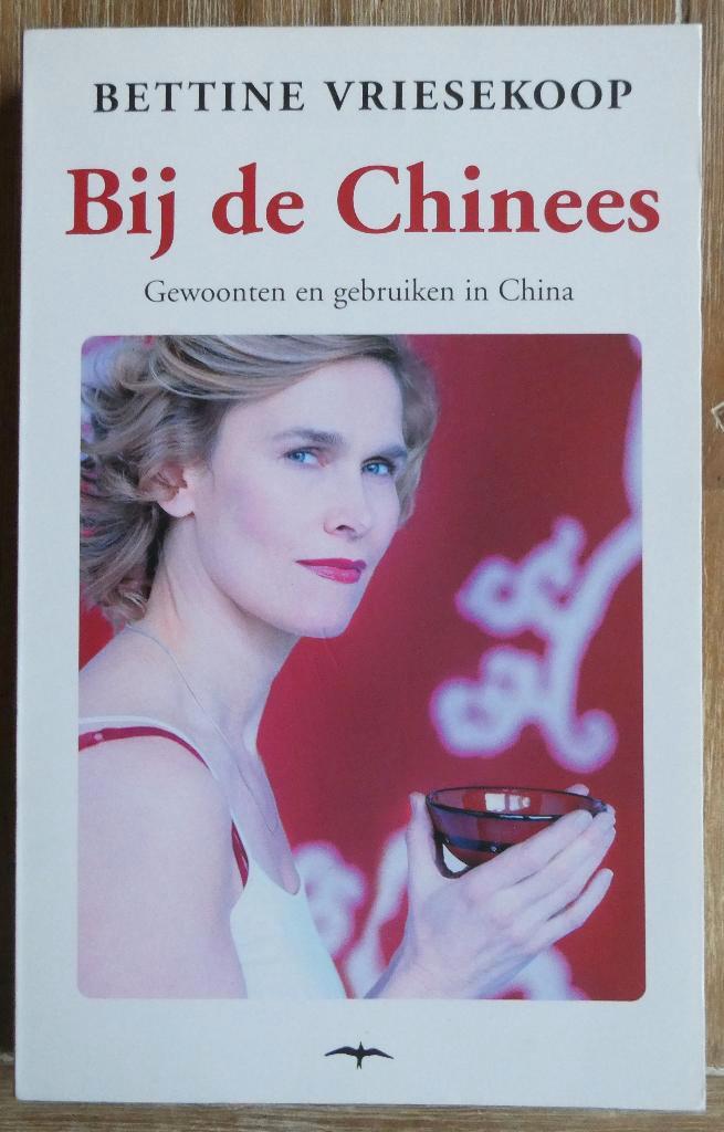 Bij de Chinees - Bettine Vriesekoop - China, Boeken, Reisverhalen, Zo goed als nieuw, Azië, Ophalen of Verzenden