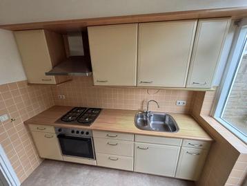 Crème keuken beschikbaar voor biedingen