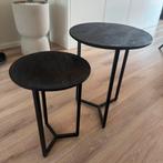 Twee kleine houten zwarte bijzettafels met stalen poot, Minder dan 55 cm, Rond, Zo goed als nieuw, Hout