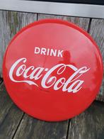 Vintage jaren 70 langcat coca cola  button emaille bord., Verzamelen, Ophalen of Verzenden, Zo goed als nieuw, Reclamebord