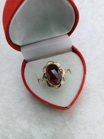 Mooie 14 Karaat Gouden ring met facet geslepen Granaat beschikbaar voor biedingen