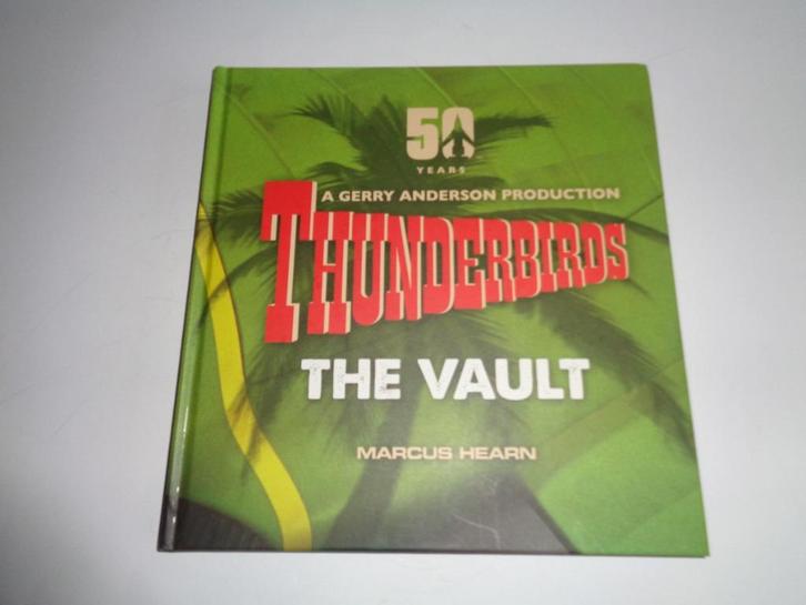 Virgin Books 50 Years Thunderbirds The Vault Boek, uit 2015, Verzamelen, Film en Tv, Zo goed als nieuw, Tv, Gebruiksvoorwerp, Ophalen of Verzenden