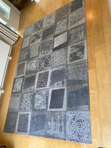 Groot vloerkleed 204 x 307 beschikbaar voor biedingen