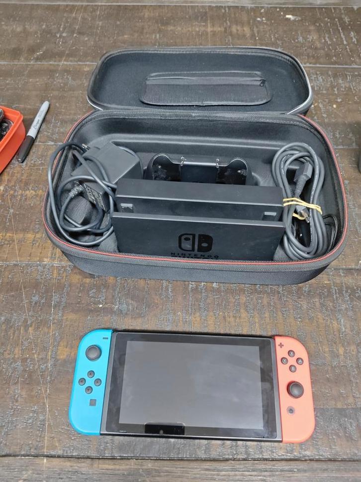 Nintendo Switch Set in koffer, Spelcomputers en Games, Spelcomputers | Nintendo Switch, Zo goed als nieuw, Switch Original, Met 1 controller