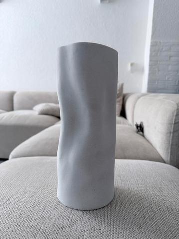 Wit keramieken vaas beschikbaar voor biedingen