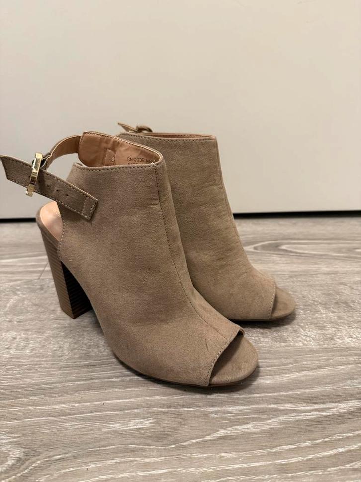 Beige suede schoen, Kleding | Dames, Schoenen, Zo goed als nieuw, Hoge laarzen, Zwart, Ophalen of Verzenden