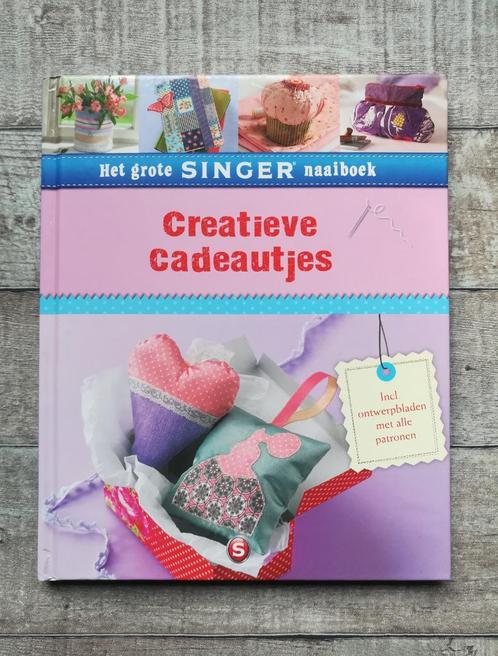 HET GROTE SINGER NAAIBOEK - CREATIEVE CADEAUTJES [30A], Boeken, Hobby en Vrije tijd, Gelezen, Borduren en Naaien, Verzenden