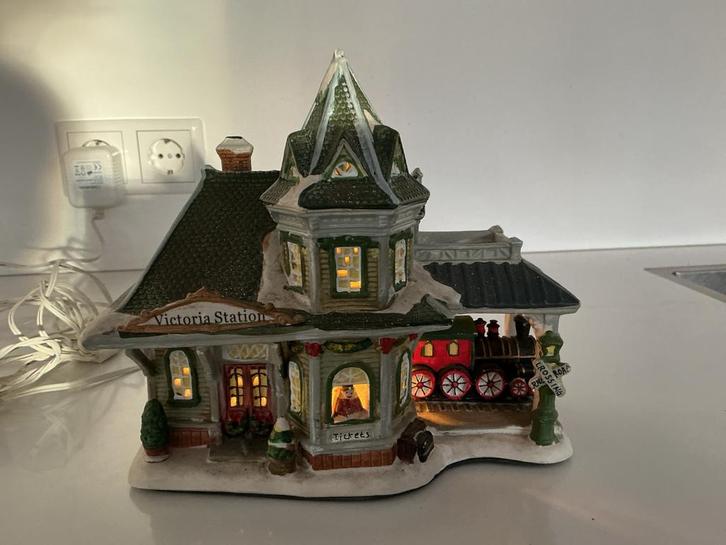 Victoria Station Kersthuis met Trein aanvulling kerstdorp, Diversen, Kerst, Gebruikt, Ophalen of Verzenden