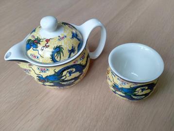 Tweedelig Chinees theeservies met traditioneel drakenpatroon beschikbaar voor biedingen