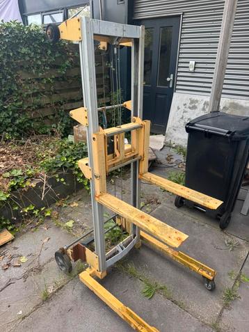 handmatige palletheffer/stapelaar beschikbaar voor biedingen