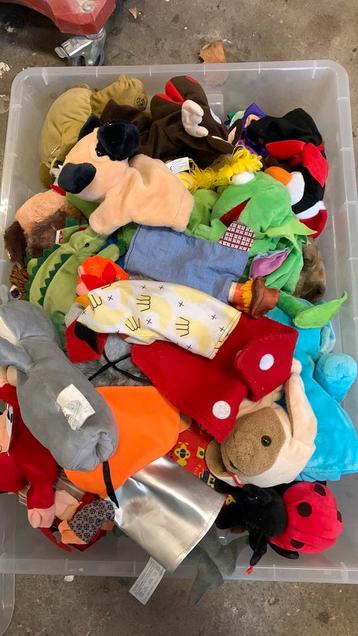 Heel veel poppenkastpoppen inclusief stoffen poppenkast beschikbaar voor biedingen