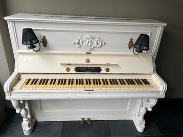 Witte Piano - Klassiek en Elegant beschikbaar voor biedingen