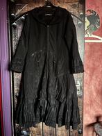 Mooie a-lijn mantel met ruches en versiering 42/44 nu 49,99€, Kleding | Dames, Jassen | Winter, Zwart, Maat 42/44 (L), Ophalen of Verzenden