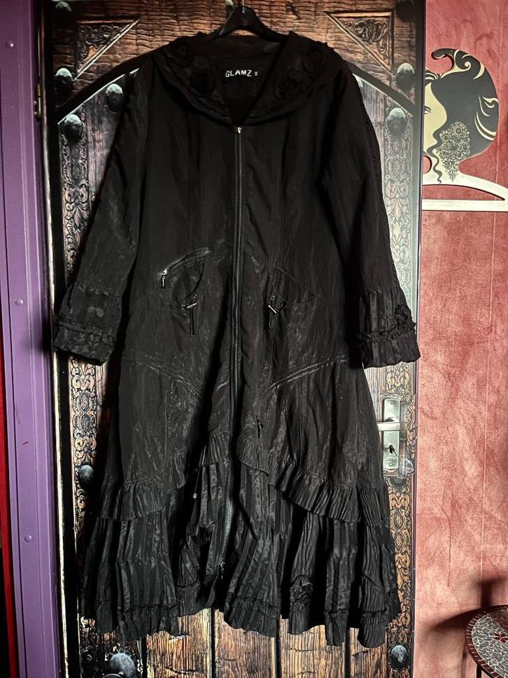 Mooie a-lijn mantel met ruches en versiering 42/44 nu 49,99€, Kleding | Dames, Jassen | Winter, Gedragen, Maat 42/44 (L), Zwart