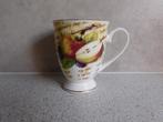 Mok op voet Fine Bone China Parchment Fruit Royal Crafton, Antiek en Kunst, Antiek | Servies los, Ophalen of Verzenden
