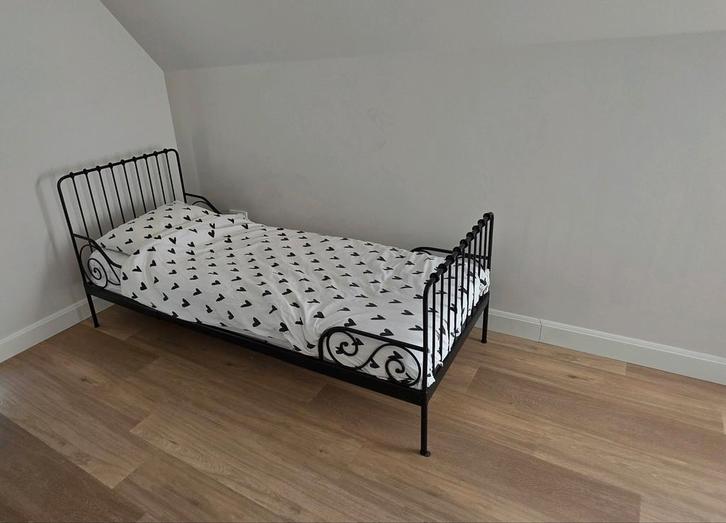 Meegroei bed ikea zwart, Huis en Inrichting, Slaapkamer | Bedden, Zo goed als nieuw, Eenpersoons, 80 cm, 200 cm, Zwart, Ophalen of Verzenden