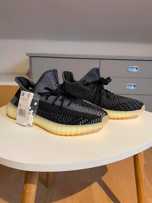 Adidas Yeezy Boost 350 V2 Carbon schoenen | NIEUW, Kleding | Heren, Schoenen, Nieuw, Sneakers of Gympen, Zwart, Ophalen of Verzenden