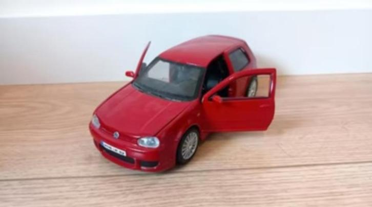 Modelauto Volkswagen Golf schaal 1:18, Hobby en Vrije tijd, Modelauto's | 1:18, Zo goed als nieuw, Auto, Bburago, Ophalen