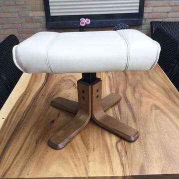 Lederen voetenbankje / hocker / poef beschikbaar voor biedingen
