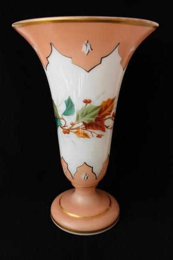 Antieke Franse monumentaal opaline glas vaas 1850-1890 beschikbaar voor biedingen