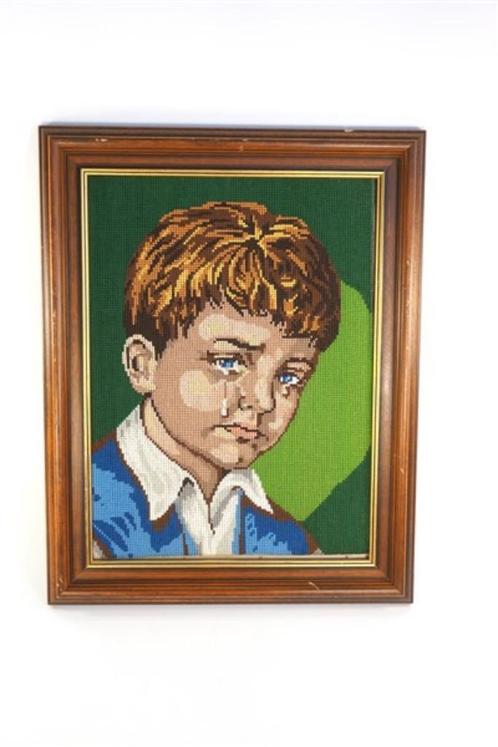 Vintage borduurwerk huilende jongen kruissteek, Huis en Inrichting, Woonaccessoires | Schilderijen, Tekeningen en Foto's, Gebruikt