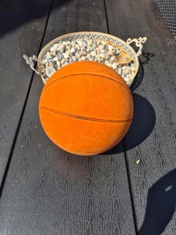 Basketbal beschikbaar voor biedingen