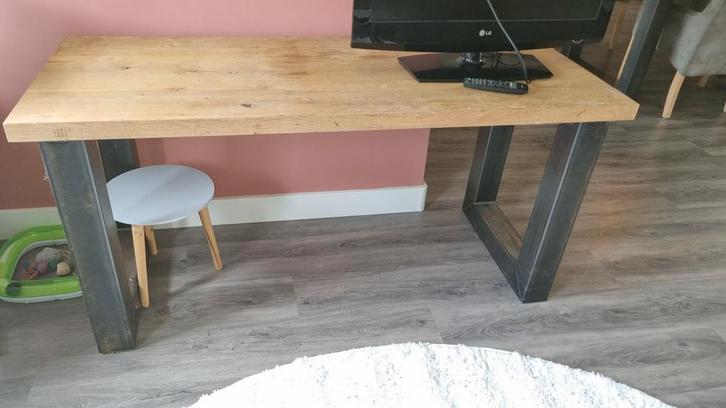 Robuust bureau met houten blad en metalen poten, Huis en Inrichting, Bureaus, Gebruikt, Bureau, Ophalen
