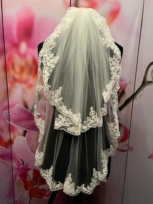 Nieuwe luxe bewerkte kante sluier (S125)licht ivoor, Kleding | Dames, Trouwkleding en Trouwaccessoires, Nieuw, Accessoires, Overige kleuren