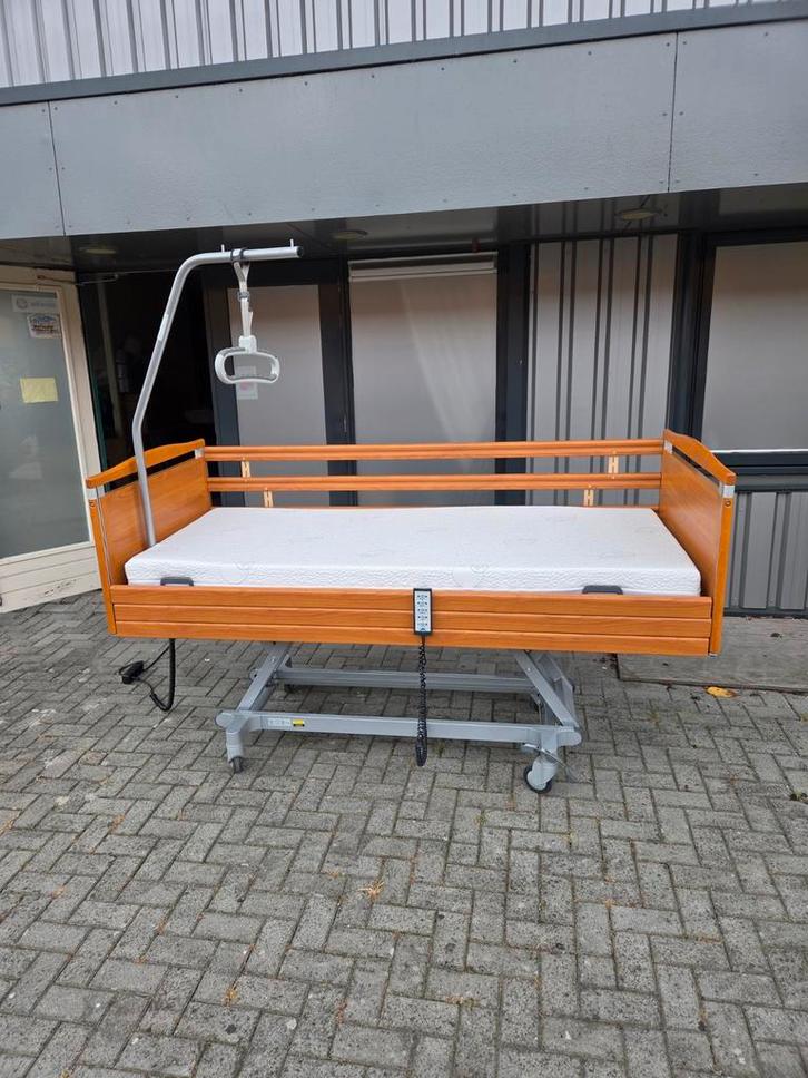 Zorgbed / verpleegbed / hoog laag bed matras 210 cm., Diversen, Verpleegmiddelen, Ophalen