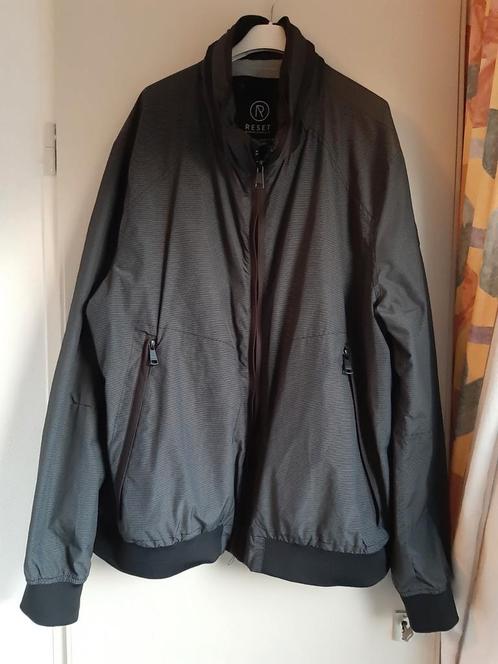 Te koop mooie grijs met wit streepje  herenjas RESET mt 60, Kleding | Heren, Jassen | Zomer, Zo goed als nieuw, Grijs, Ophalen of Verzenden