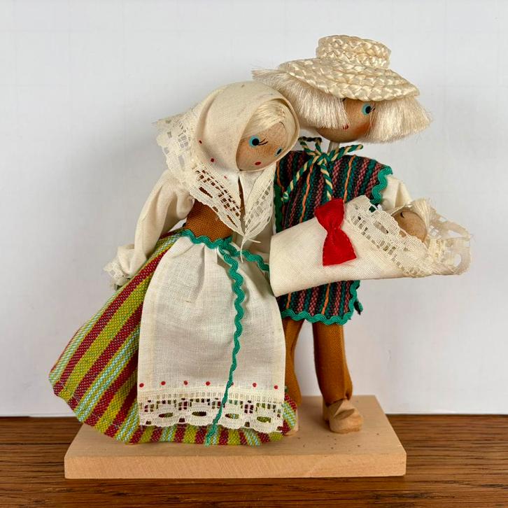 Vintage popjes Litouwen, Verzamelen, Poppen, Zo goed als nieuw, Pop, Ophalen of Verzenden