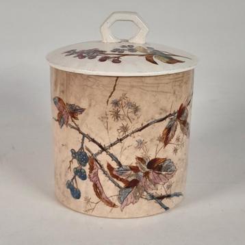 Oude dekselpot beschilderd met bloemen, vlinders en vogel beschikbaar voor biedingen
